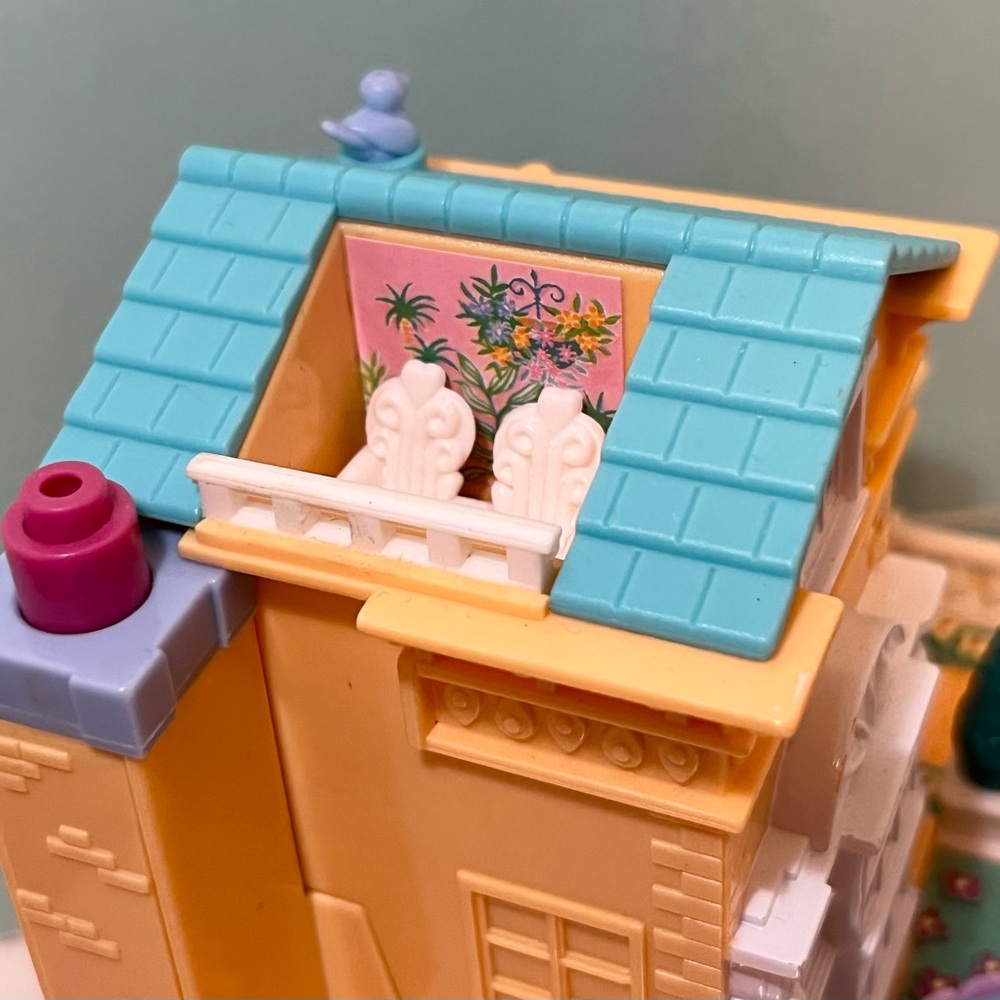 Vintage Polly Pocket 1994 Light Up Hotel with three dolls and some lights - Picture 4 of 8